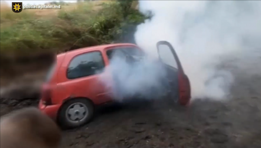 Trei tineri din capitală au răpit un automobil și au filmat cum îi dau foc. Riscă ani grei de pușcărie